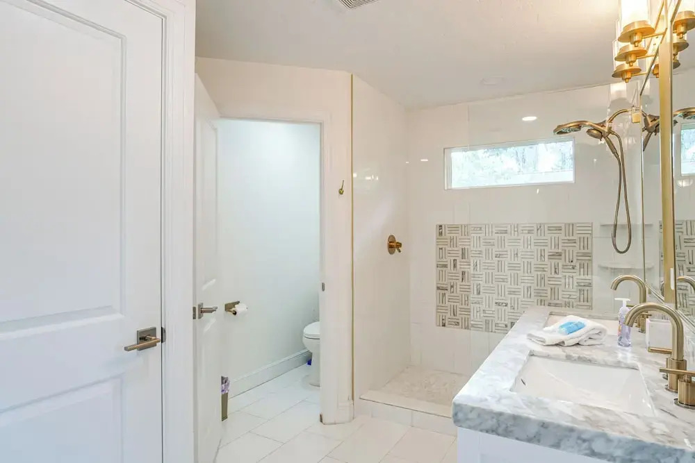Bright Sarasota Bungalow - 5 Mi to Siesta Beach!