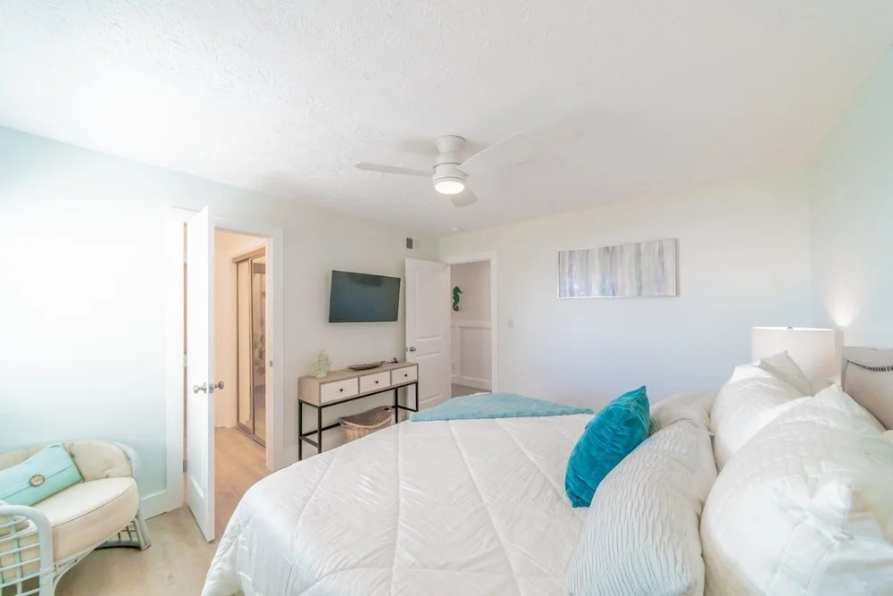 Eastern Shores - 206 1 Bedroom Condo by RedAwning