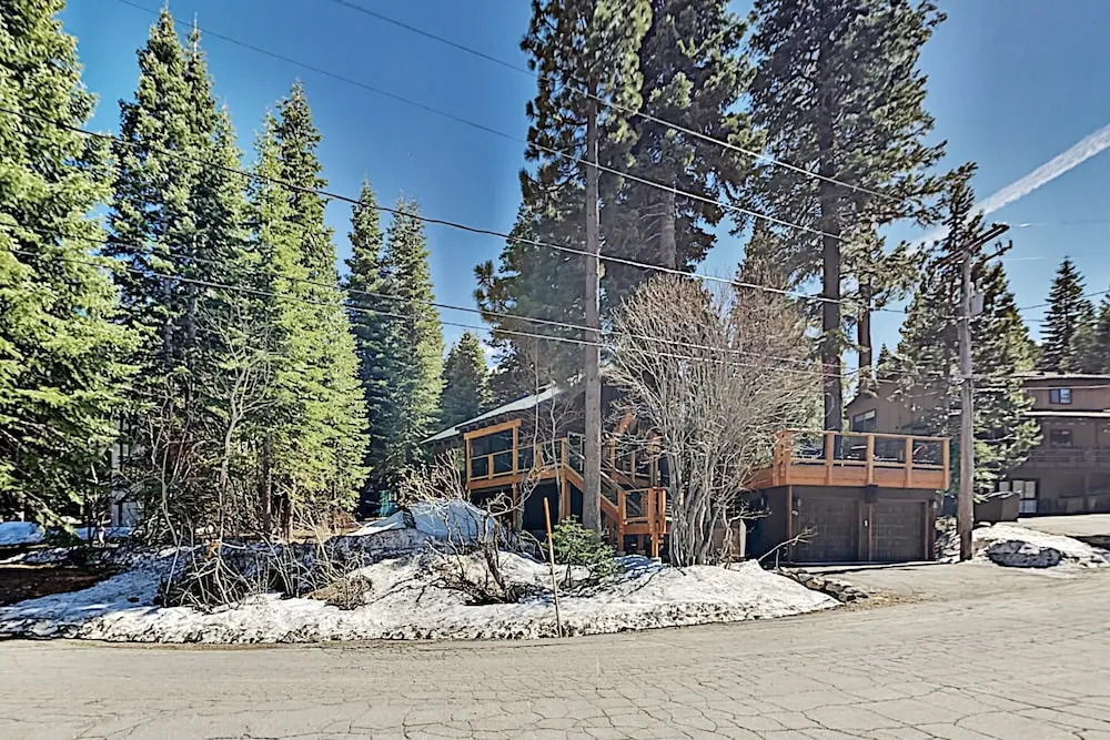 Cozy All-Season Cabin Near Shops, Beach, Skiing home