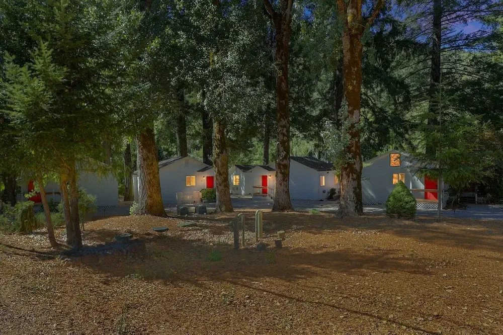 Rouge Cobb Mountain Hotel - Cabin 2