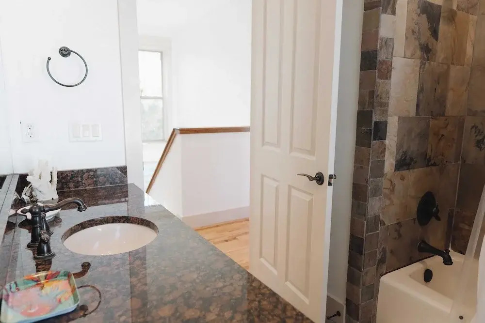 5 Mins to Beach, Shared Pool, Covered Deck, Bikes Heron Cottage by Avantstay