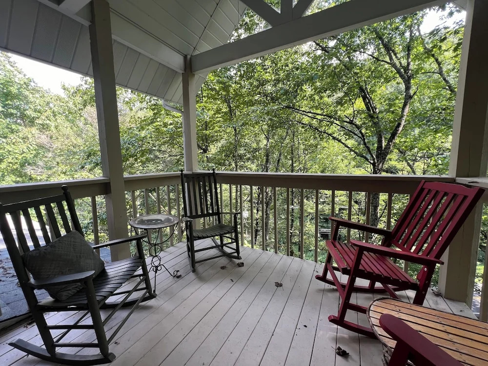Secluded Cabin for 10 in Chalet Village and Hot Tub