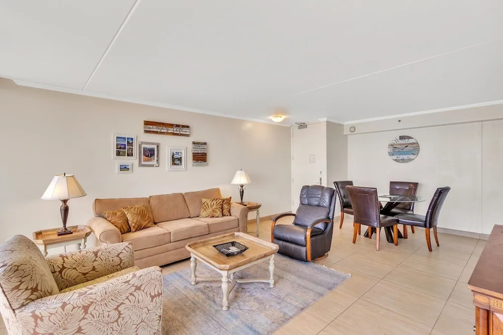 37th Floor Condo with Sweeping Ocean Views & Free parking!