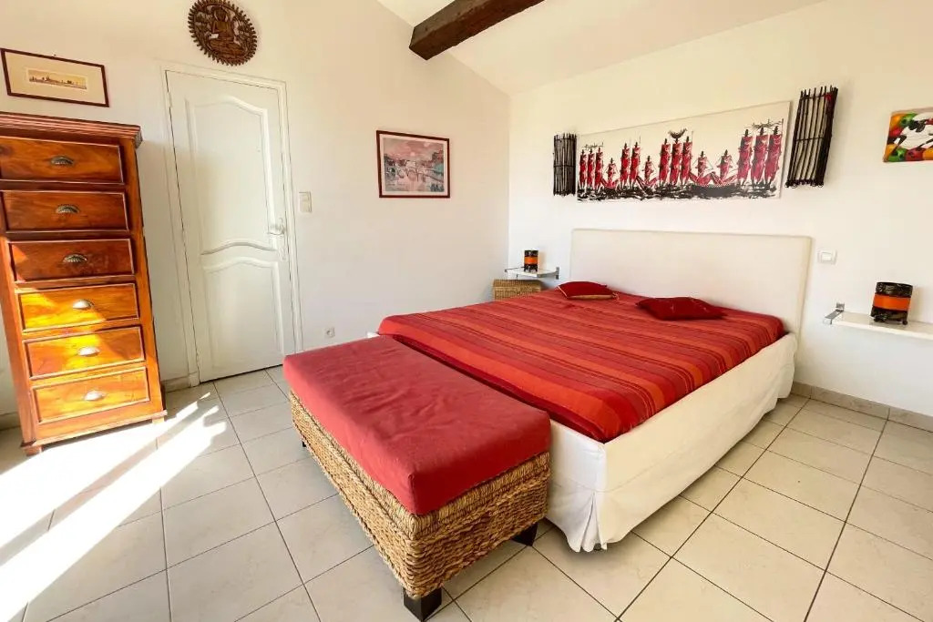 House with SWIMMING POOL 250m from the sea