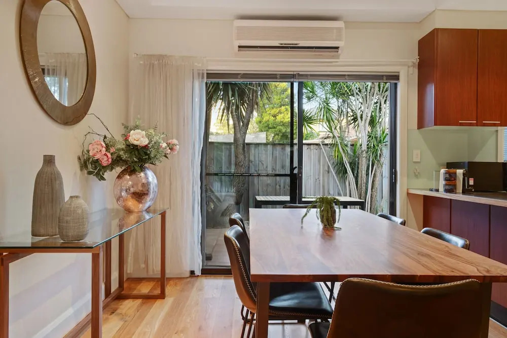 Tranquil And Spacious Home Near Shopping Mall