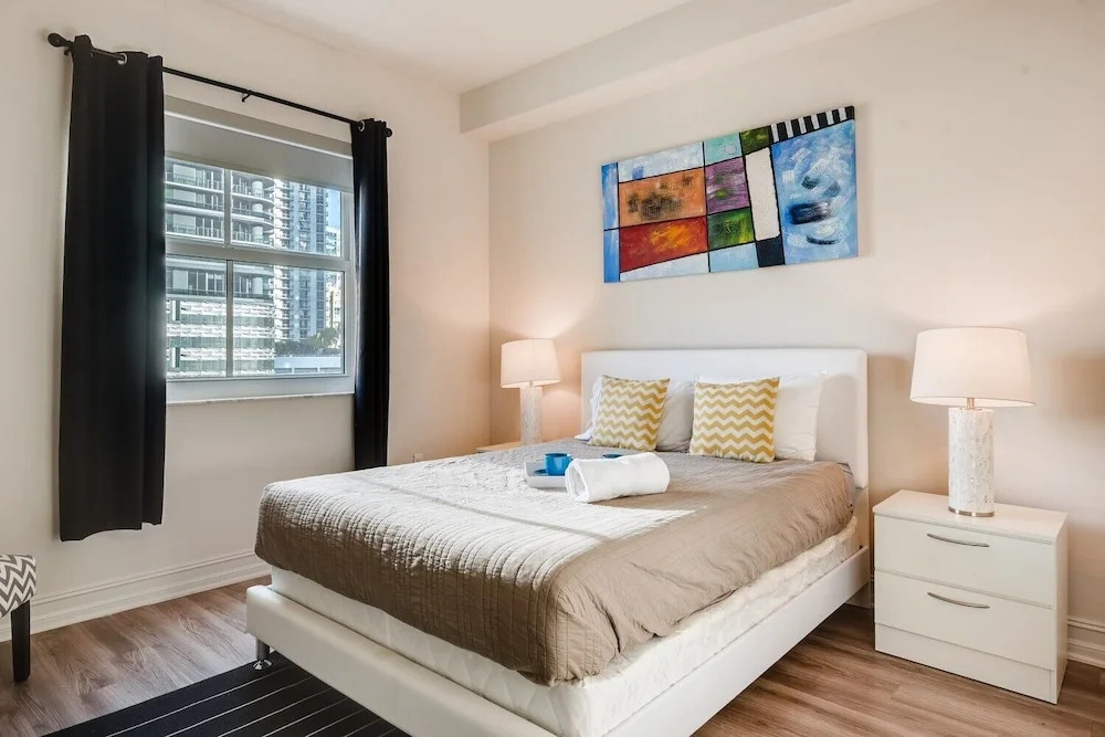 NEW- Fast Wifi - Work Desk - Top Floor - 2BR/2BA Miami! (CD2)