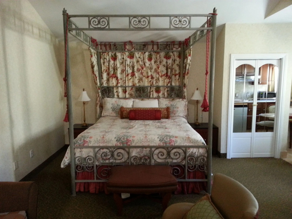 The Vendange Carmel Inn & Suites