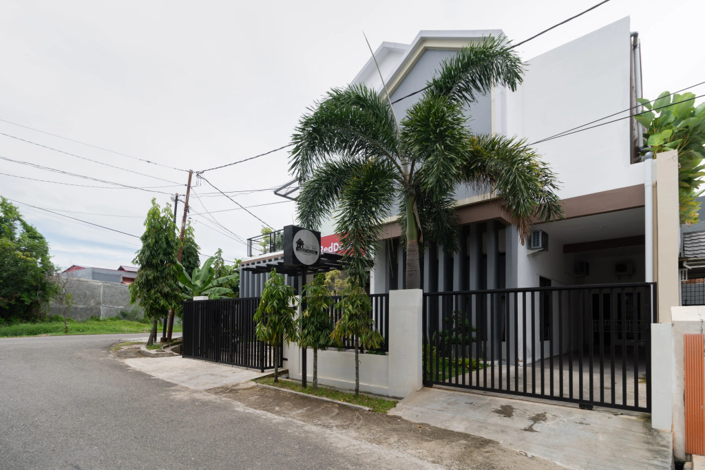 RedDoorz Syariah at Jalan Andalas Padang