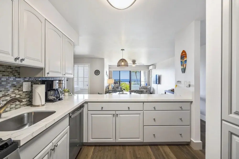 Kihei Akahi D-515: Newly Renovated Ocean View, No Carpet, 3 Zone Split AC, Wi-fi