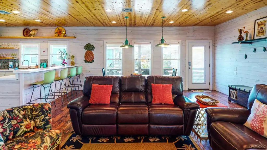 OV2 House on Stilts with Beachy Decor, Near Beach, Balcony Overlooking Private Pond, Shared Pool