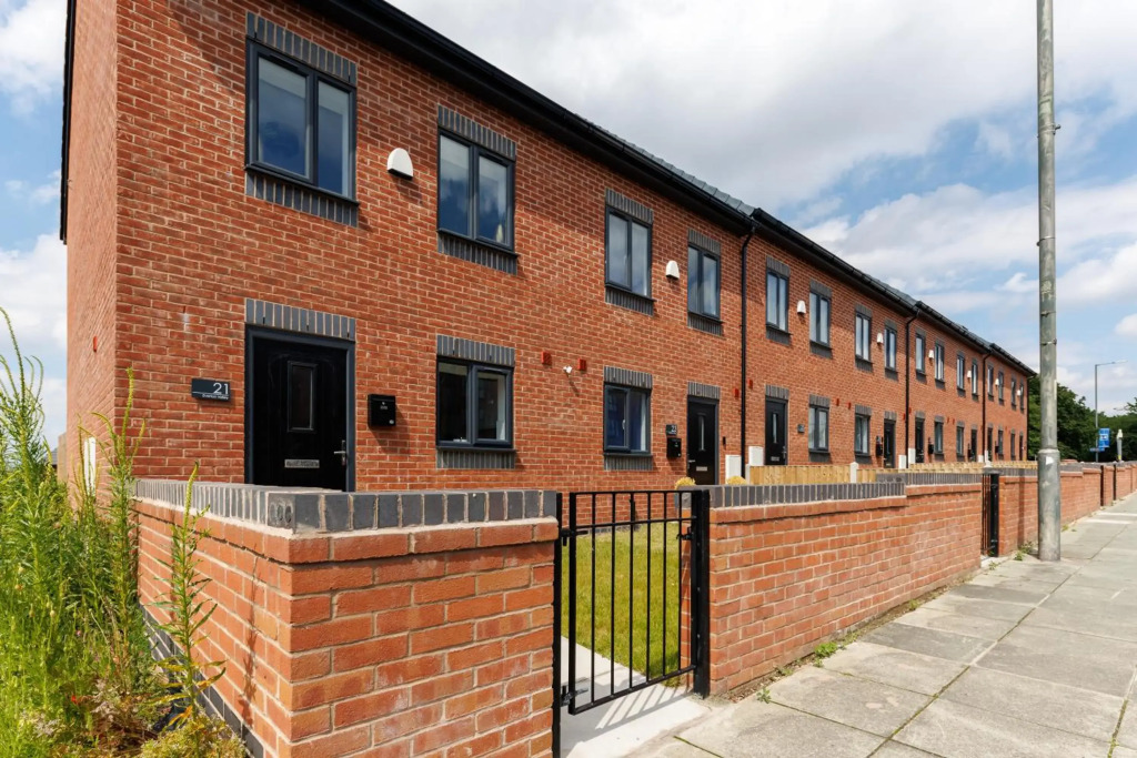 Air Host and Stay - Beautiful new build 3 bedroom house sleeps 8 minutes from LFC 21