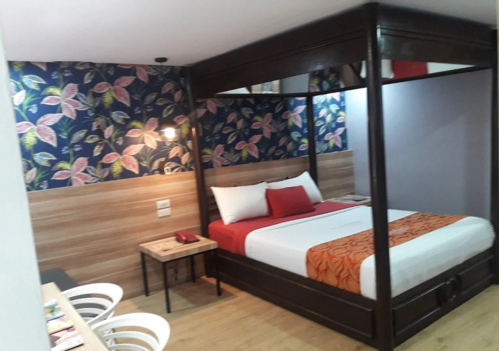 Mariposa Budget Hotel (Drive Inn)