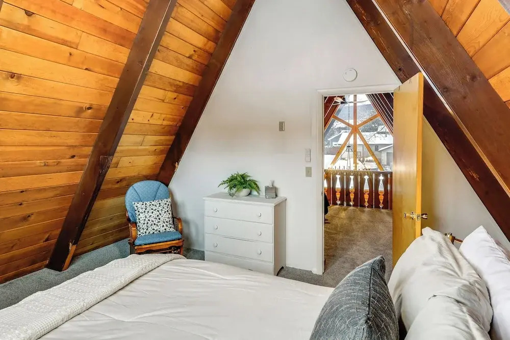 Red Lodge Cabin w/ Hot Tub ~ 1/2 Mi to Downtown!