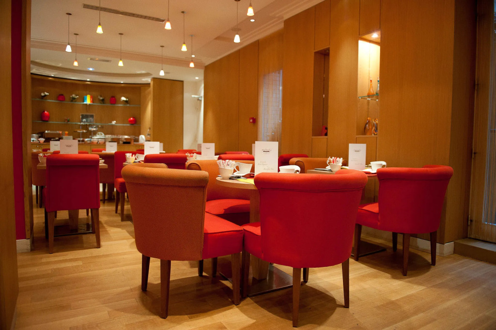 Westside Arc de Triomphe Hotel
