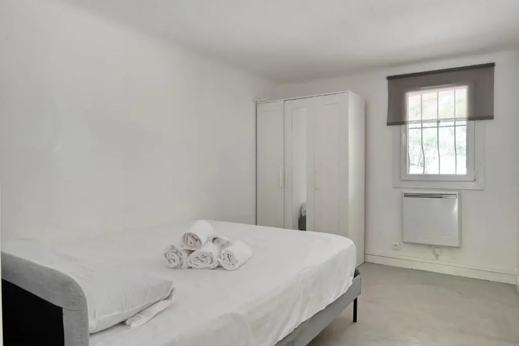Spacious apartment in a villa with terrace and garden in Ventabren