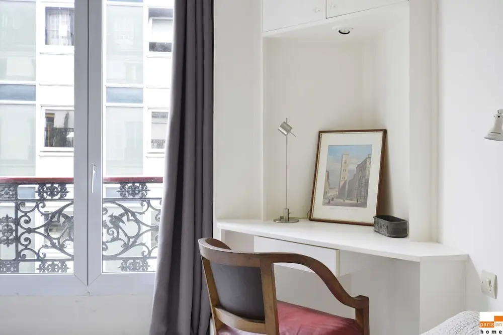 204340 - A two-room apartment with traditional chic style in the Marais
