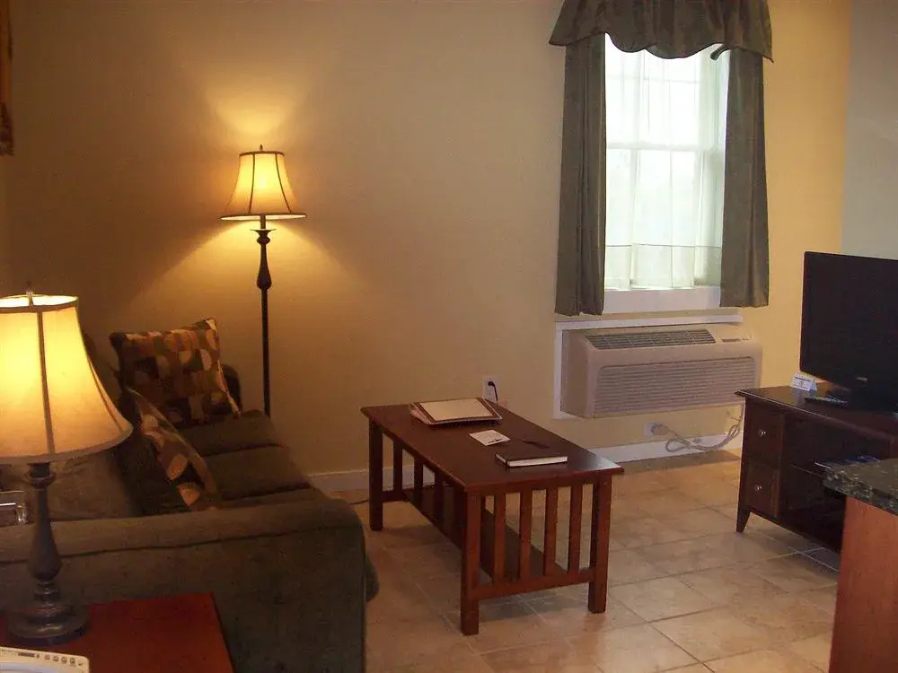 Cozy & Clean Second-Story Suite w/ Kitchenette & Free WiFi - Walk to the Harbor