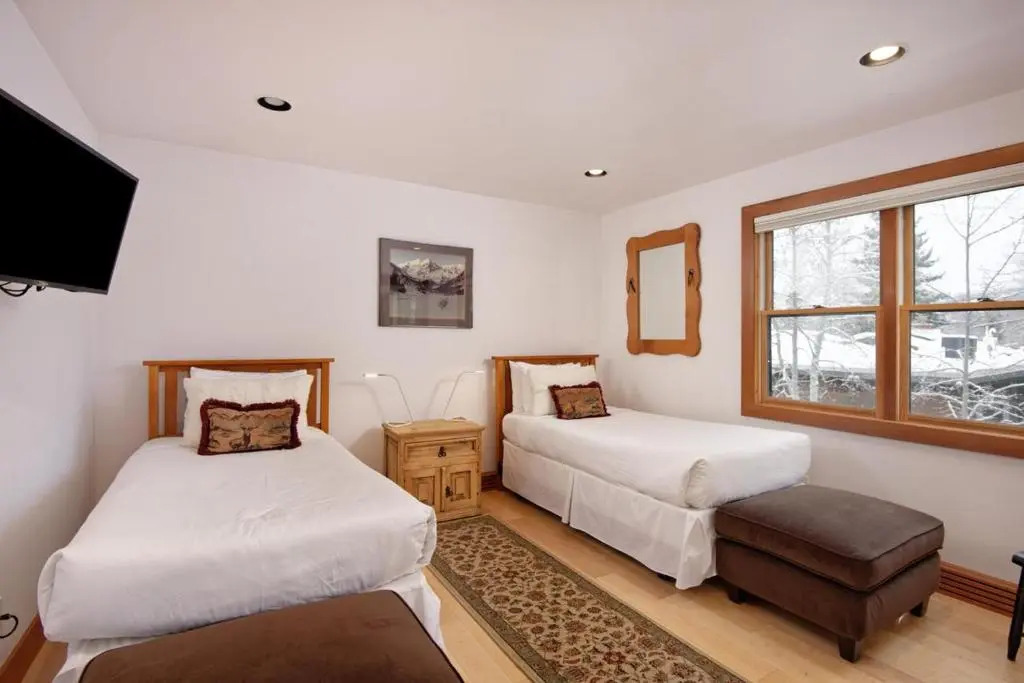 Aspen Ute Condominiums Unit 204