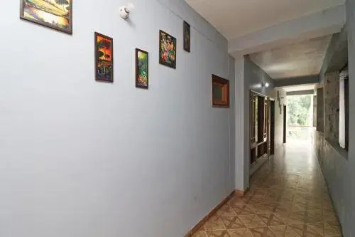 OYO 18469 Hotel Hmvr