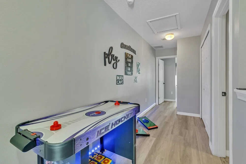 Just 10 Mins From Disney and Walking Distance to Outlets & Restaurants