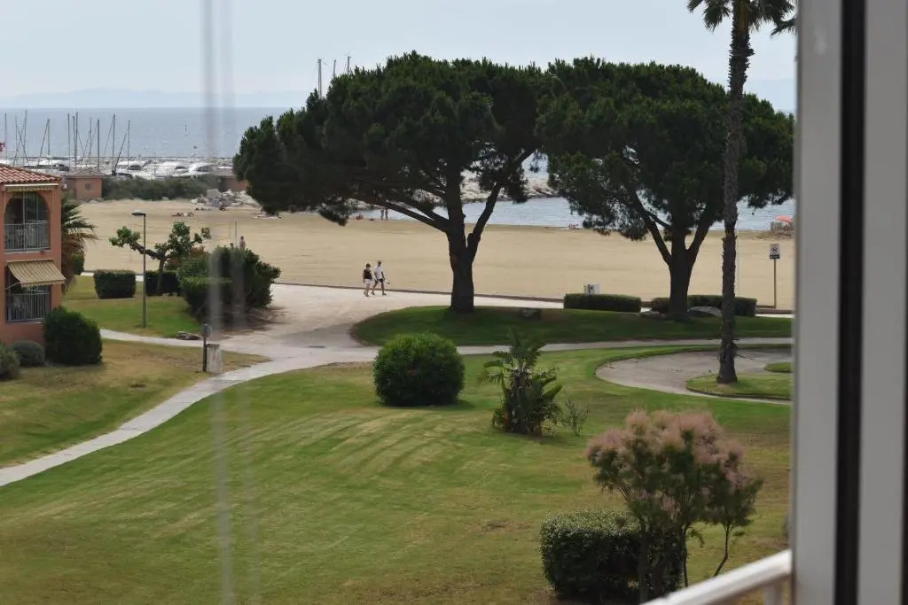 5 personnes les pieds dans l'eau à Santa-Cruz