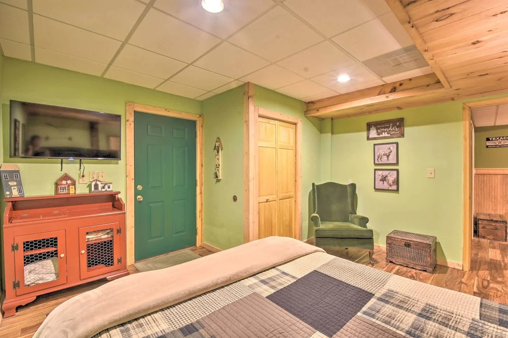 Dreamy Ellijay Resort Cabin w/ Game Room & Decks!