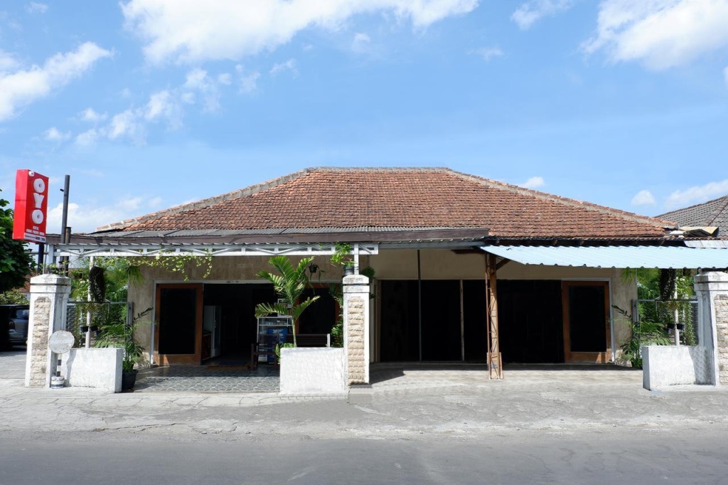 OYO 1196 Hotel Pura Puspa Rosa