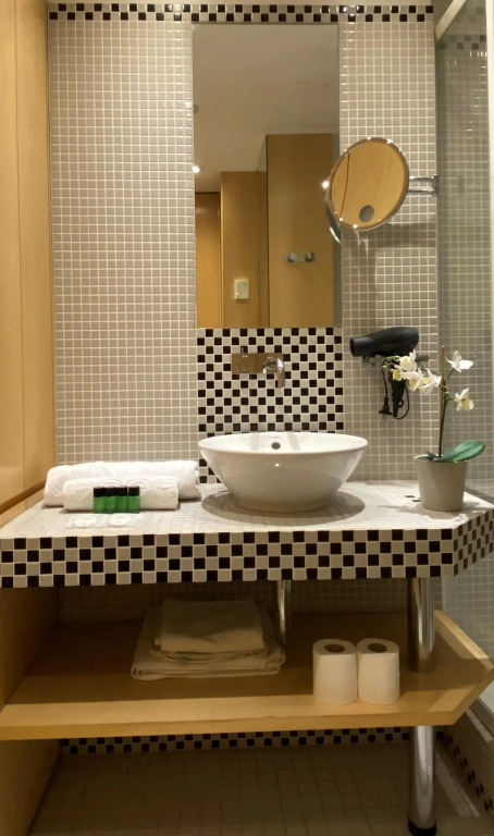 1610B - Stunning studio with Champs Elysées Views!