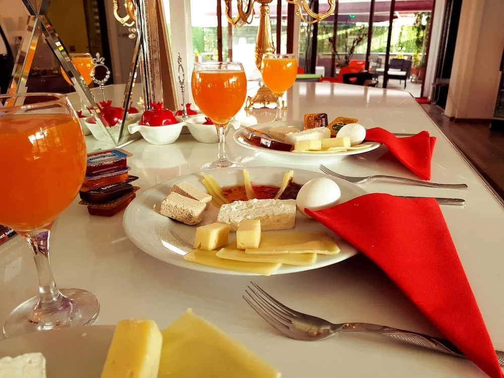 Ozhayat Hotel