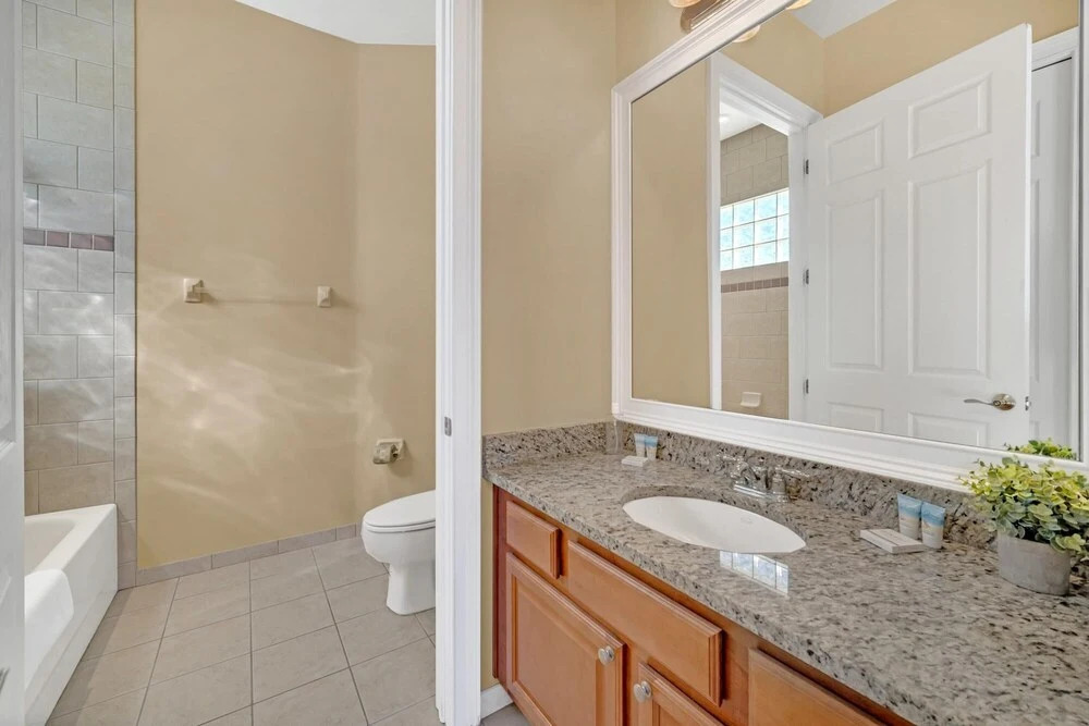 Gorgeous 4BR Home With Hot Tub and Games Room