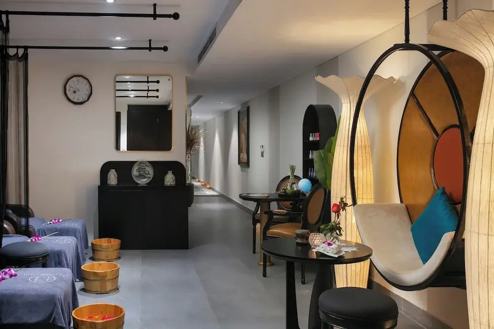 Le Premier Hotel & Rooftop Bar