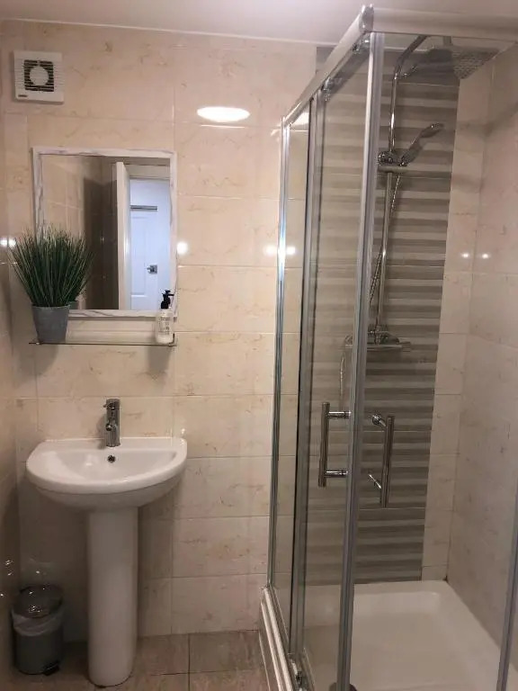 2 bedroom Large Town Centre Apartment FREE Parking