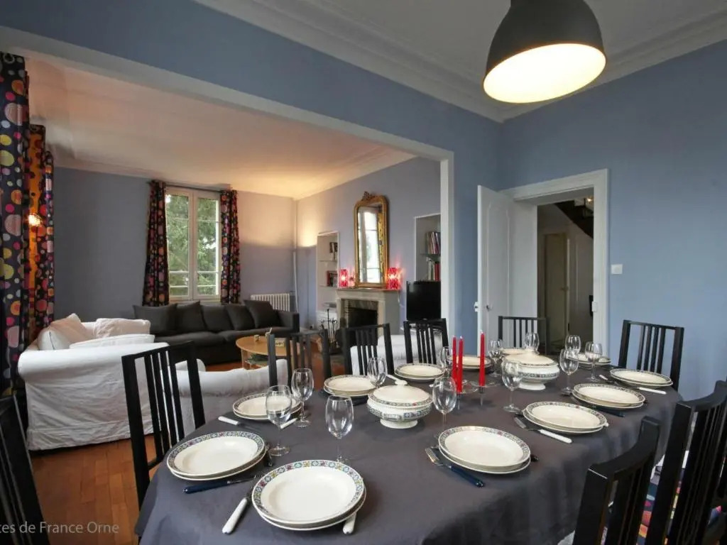 Maison de maître 19ème siècle avec grand parc et 5 chambres, tout inclus, à LAigle - FR-1-497-57