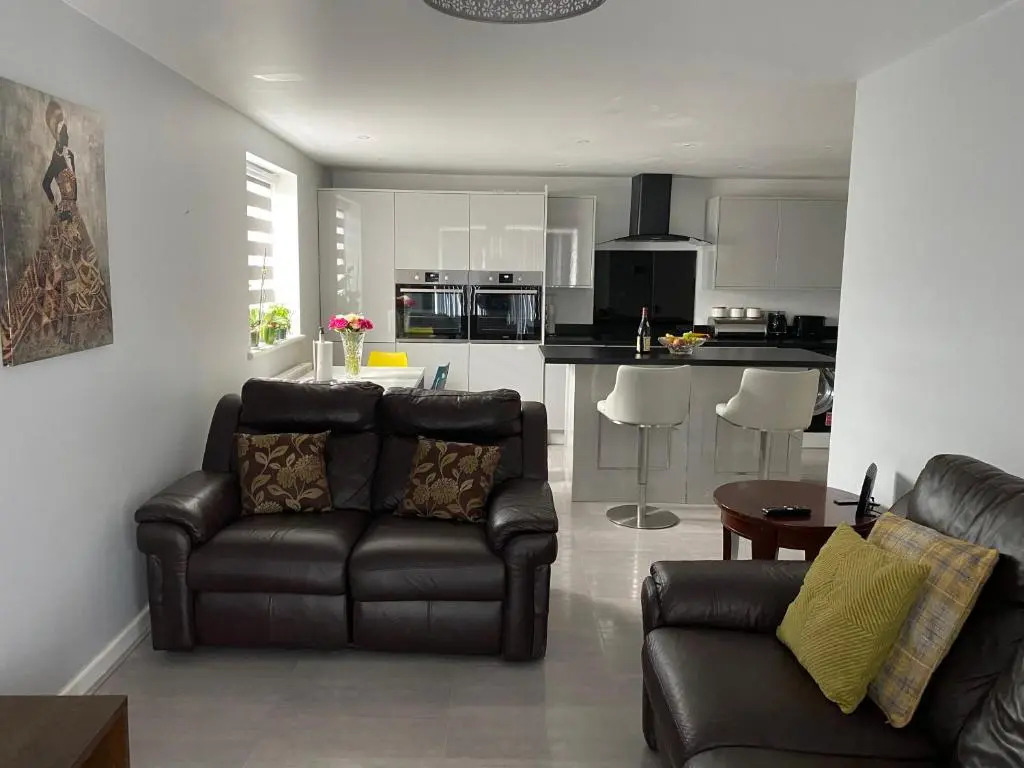Luxury 2 bedrooms fully equipped Apartment with garden, Free Parking, Free Wifi & Netflix