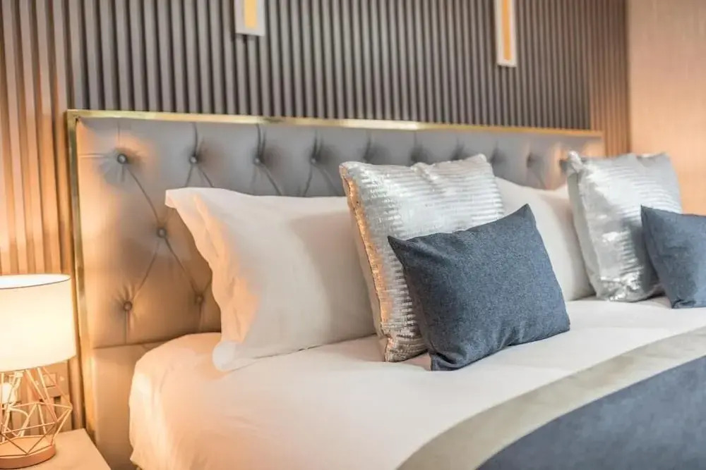 The Old Stamp House Retreat- Three En-suite Bedrooms Central Village Location