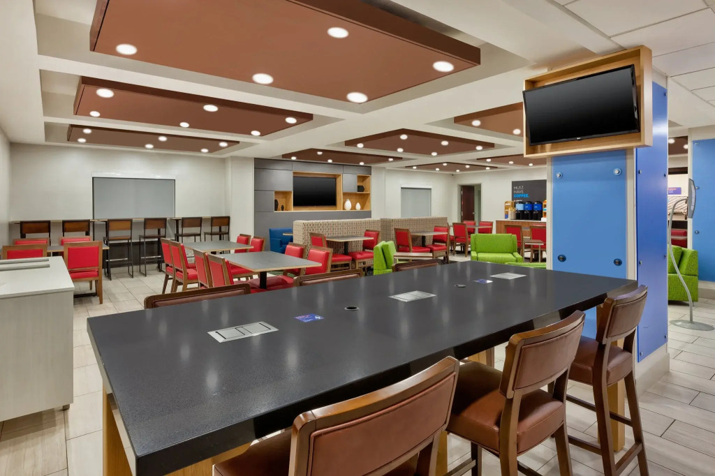 Holiday Inn Express & Suites Chesapeake by IHG