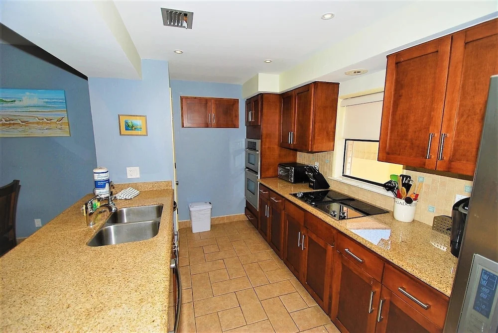 112 E. Cora Lee Townhouse 3 Bedrooms 3 Bathrooms Townhouse
