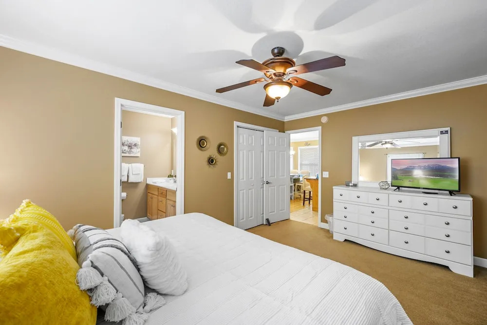 Bradley Bungalow Sleeps 11 Sevierville