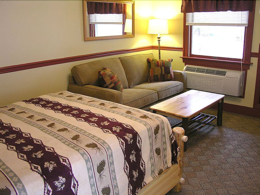 Mountaintop Lodge at Lake Naomi