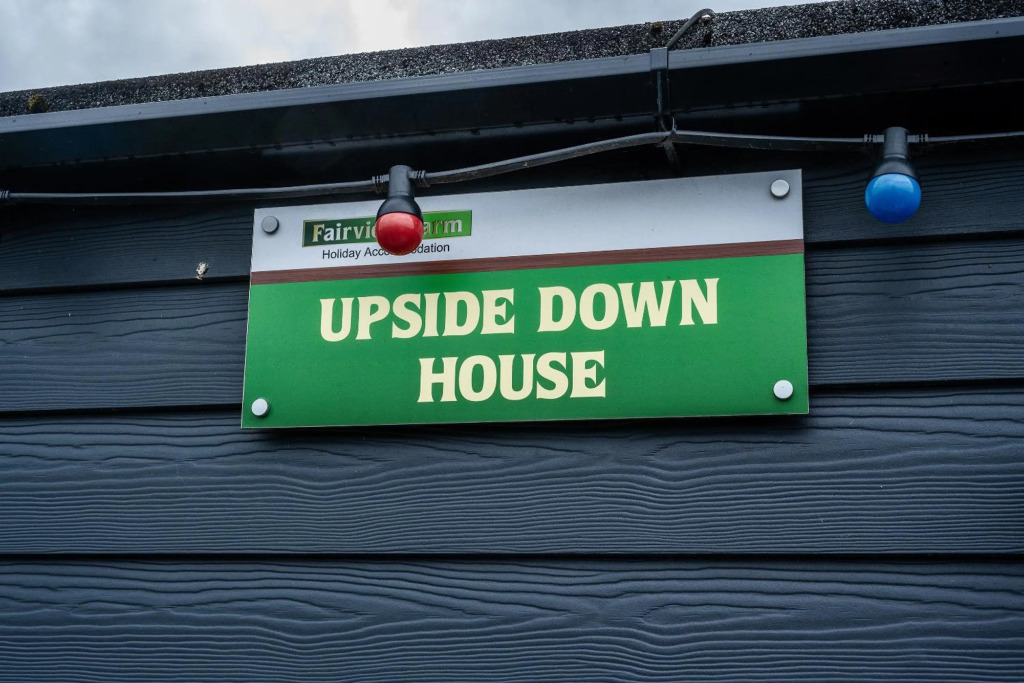 UPSIDE DOWN HOUSE - Sleeps up to 6 Guests - 2 Bathrooms,Great for Family and Friends Gatherings, Corporate events,Near Sherwood Forest at Fairview Farm in Nottingham set in 88 acres