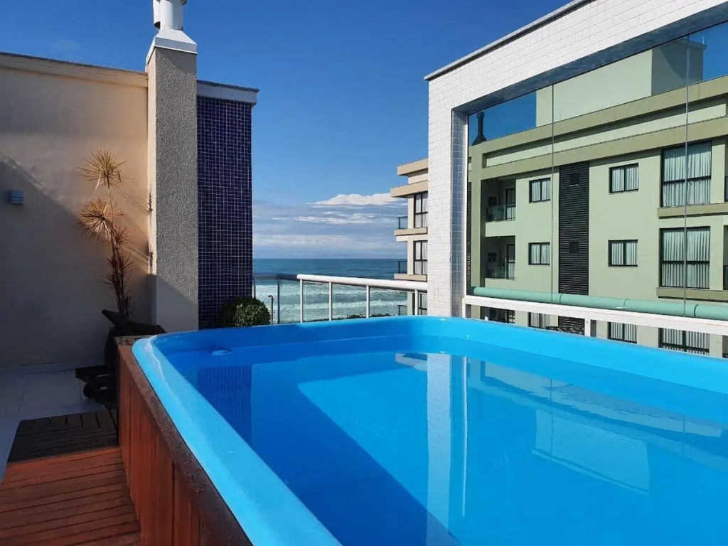 Cobertura com piscina aquecida/ Praia do Mariscal