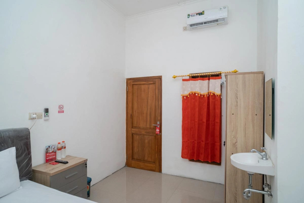 RedDoorz near RS Mitra Keluarga Waru