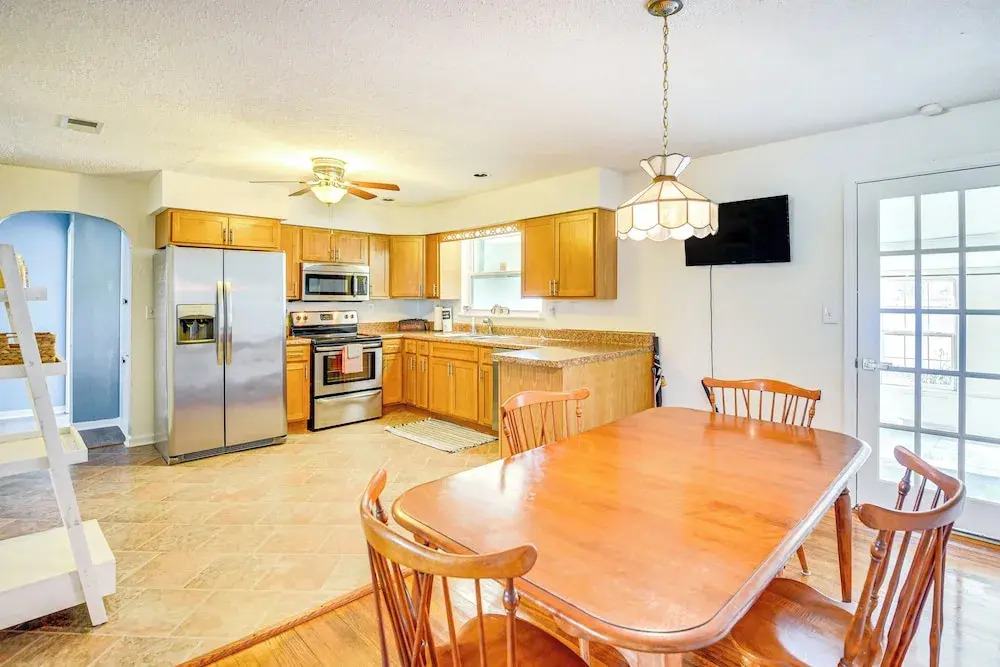 Ormond Beach Family Home: Walk to Ocean!