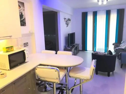 Luxury 2 Bed Apartment Next To the Beach
