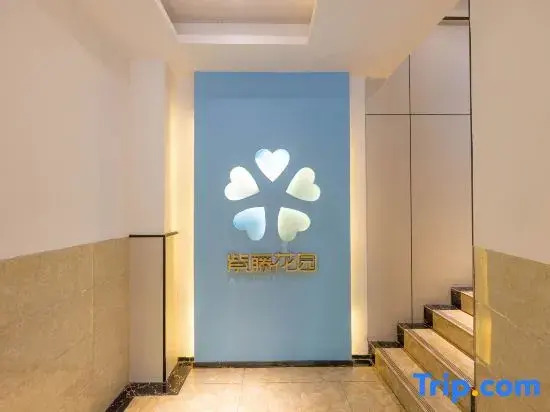 Wisteria Garden Hotel (Nanjing South Railway Station Cuipingshan Subway Station)