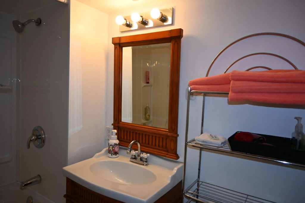 Charming Downtown Niagara Falls Apartment