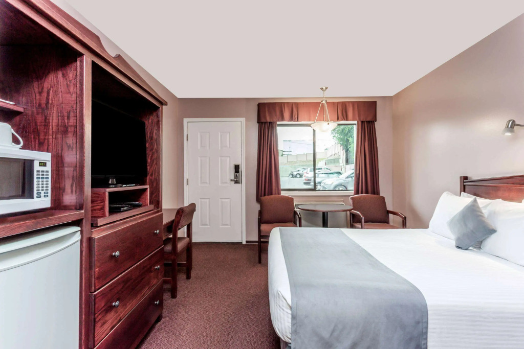 Super 8 by Wyndham Lake Country/Winfield Area Airport North