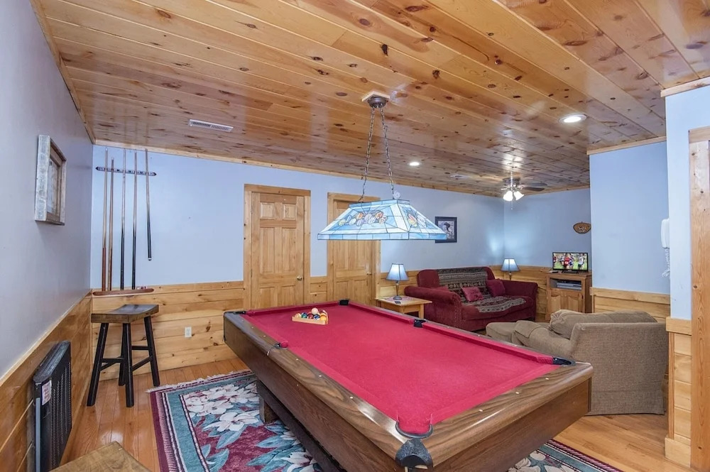ER223 - Young's Hideaway Great Location - Close To Town! 4 Bedroom Cabin by RedAwning