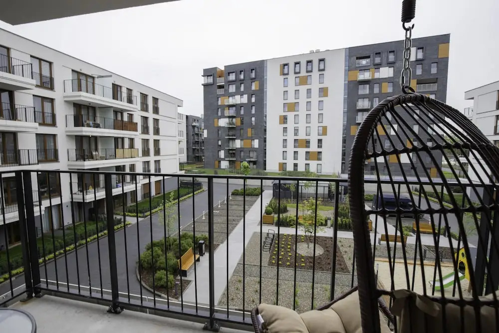 Glass House Hot Tub Apartments