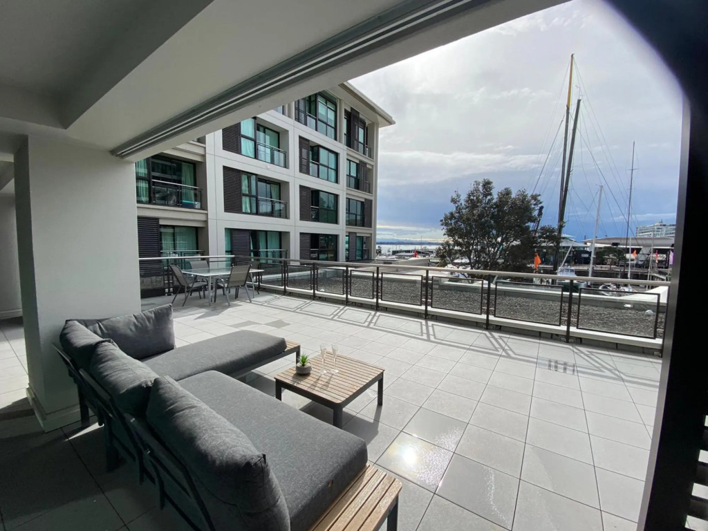 Spacious 2br Ocean Front View - Free Parking